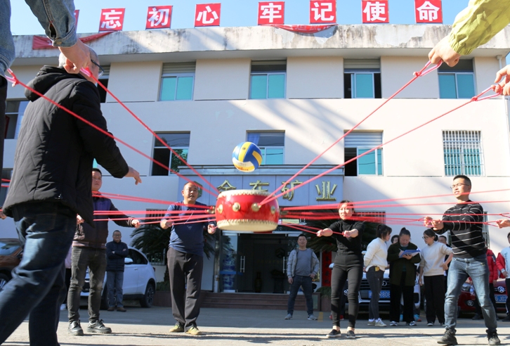 半岛在线登录（中国）组织趣味活动--同心击鼓